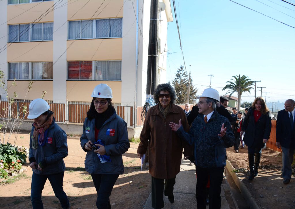 Imagen principal: Obras de mejoramiento de 144 viviendas fueron visitadas por  alcaldesa Virginia Reginato