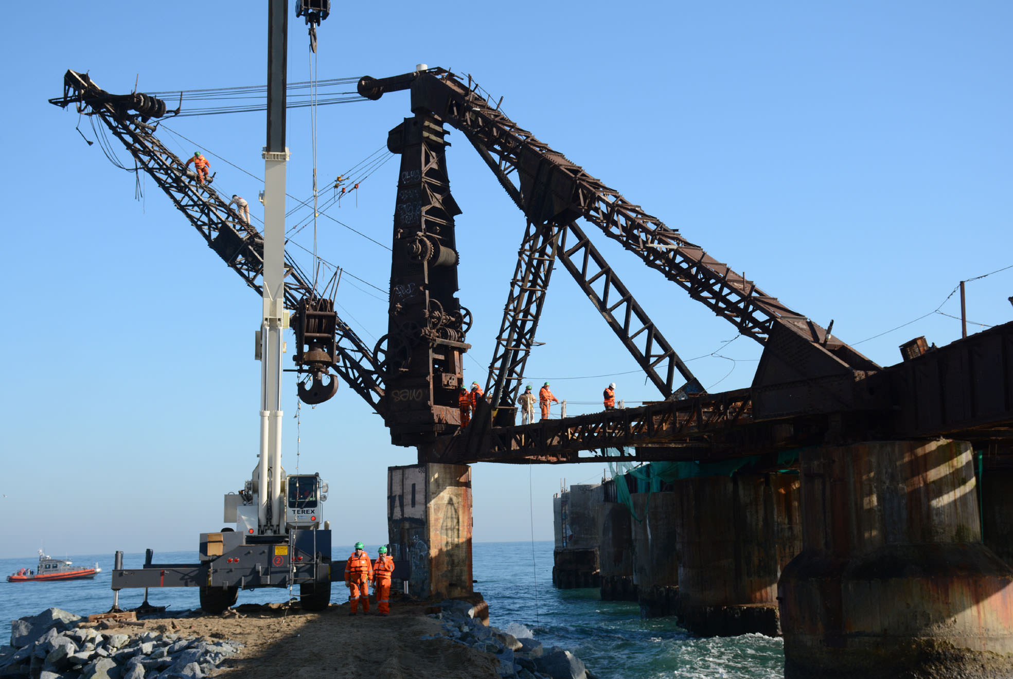 Proceso de retiro de grúa del Muelle Vergara fue encabezado por alcaldesa Virginia Reginato y Ministro de OOPP