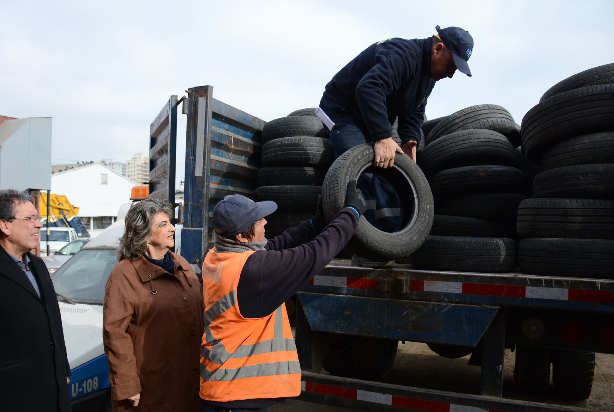 Reciclaje del municipio de Viña del Mar ha permitido reducir presencia de neumáticos en sitios eriazos y espacios públicos