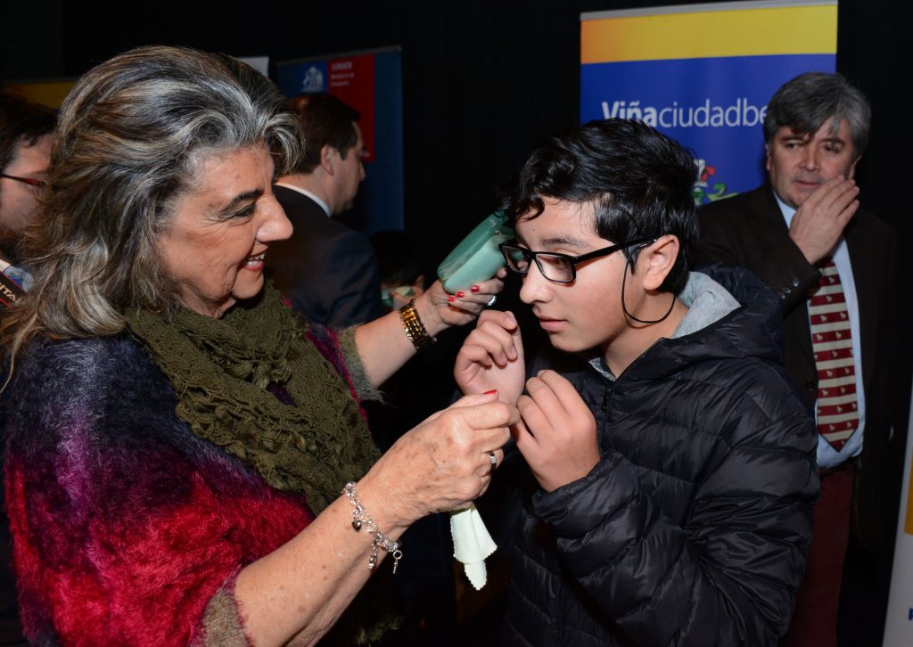 Imagen principal: Más de 200 escolares de Viña del Mar recibieron lentes ópticos de la JUNAEB y alcaldesa Virginia Reginato