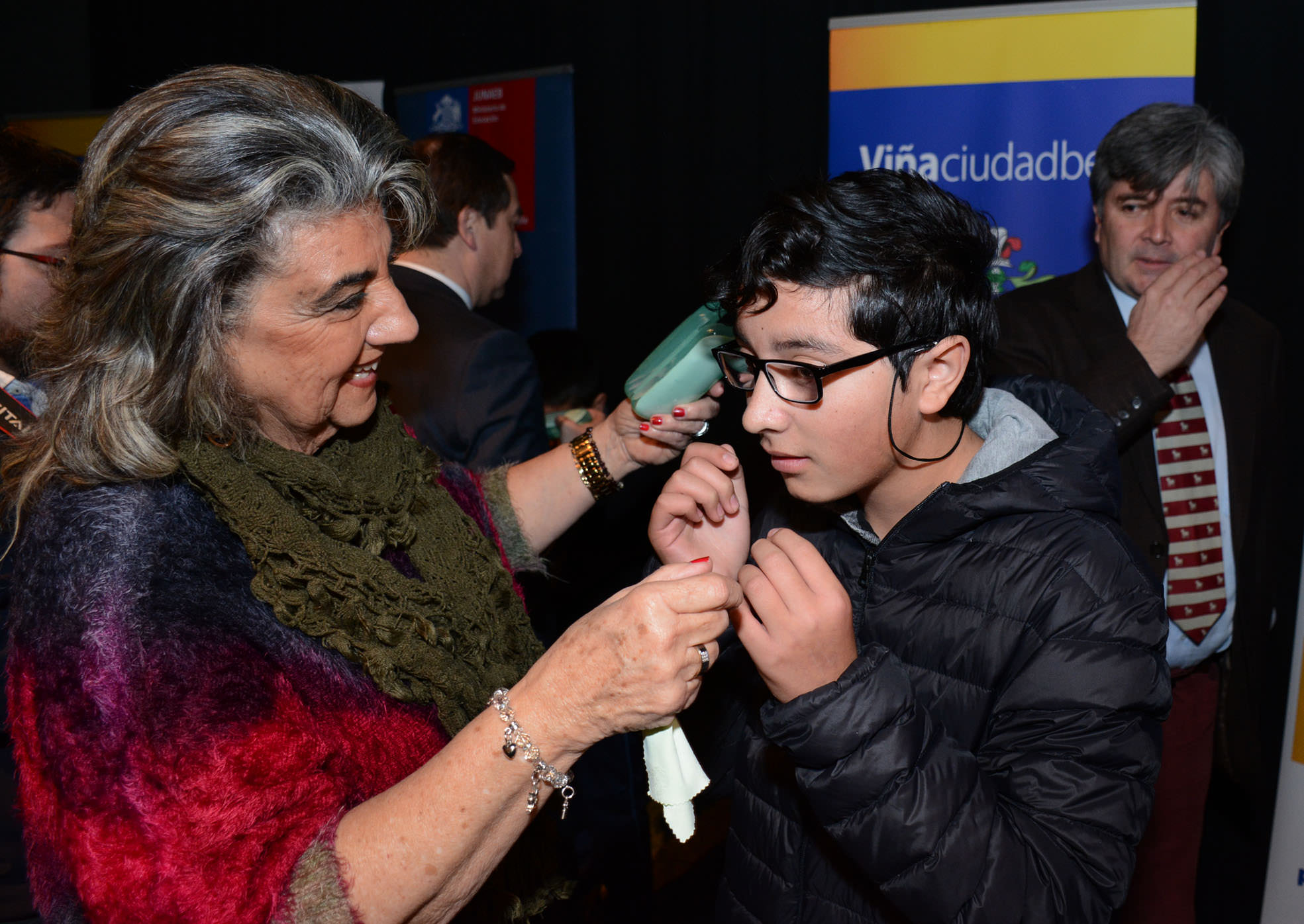 Más de 200 escolares de Viña del Mar recibieron lentes ópticos de la JUNAEB y alcaldesa Virginia Reginato