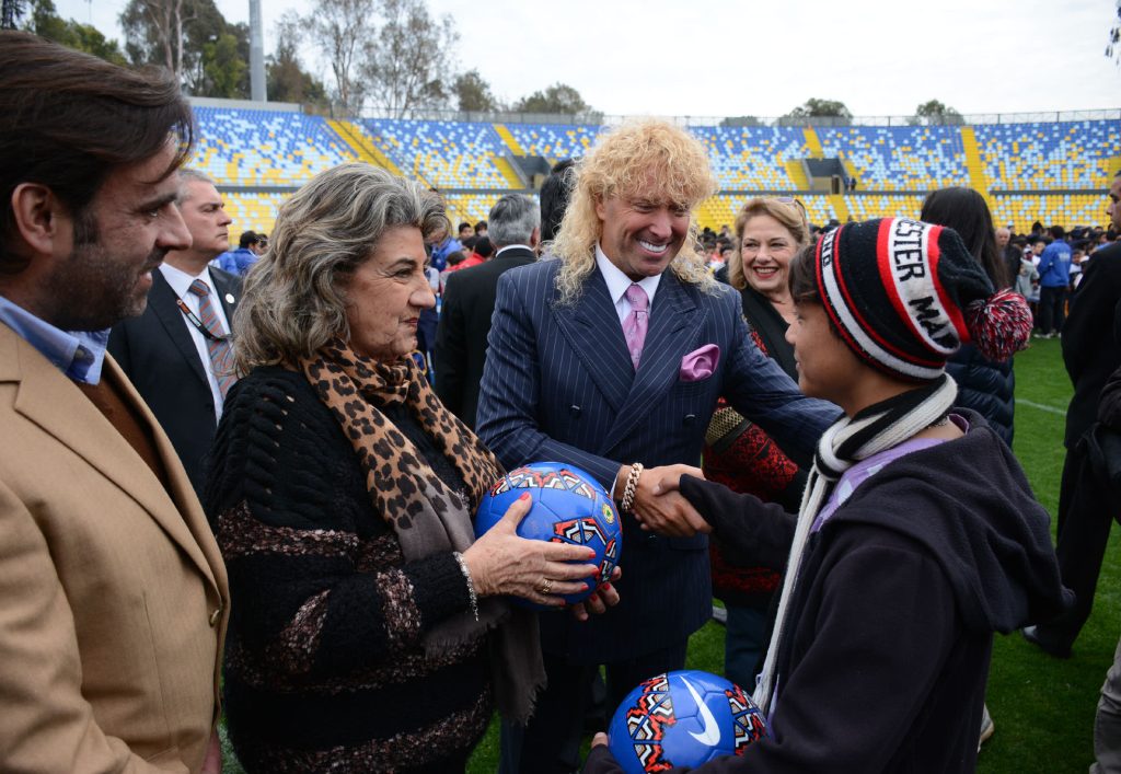 Imagen principal: Menores pertenecientes a las escuelas de fútbol municipales de Viña del Mar recibieron  regalo de Leonardo Farkas