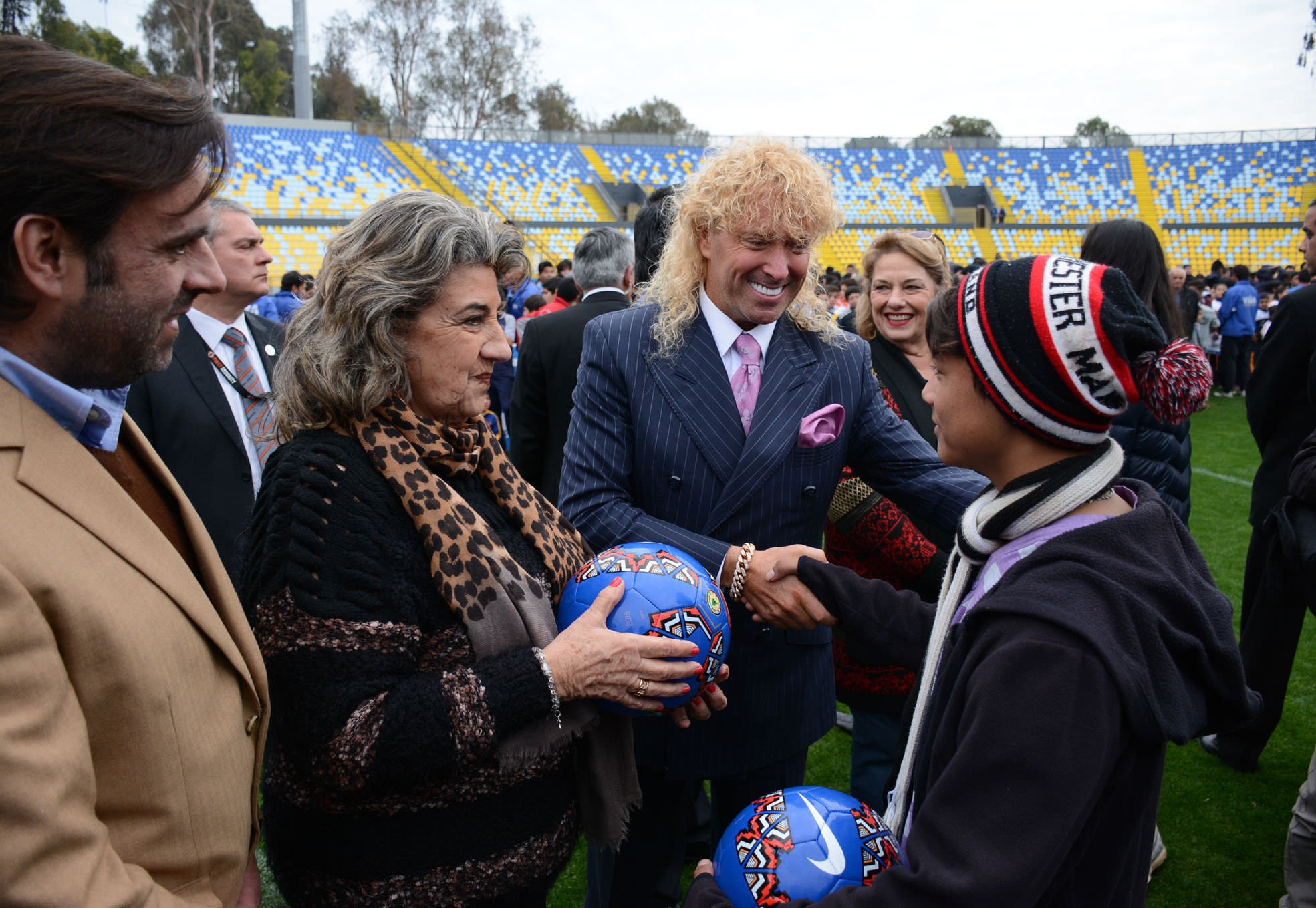 Menores pertenecientes a las escuelas de fútbol municipales de Viña del Mar recibieron  regalo de Leonardo Farkas