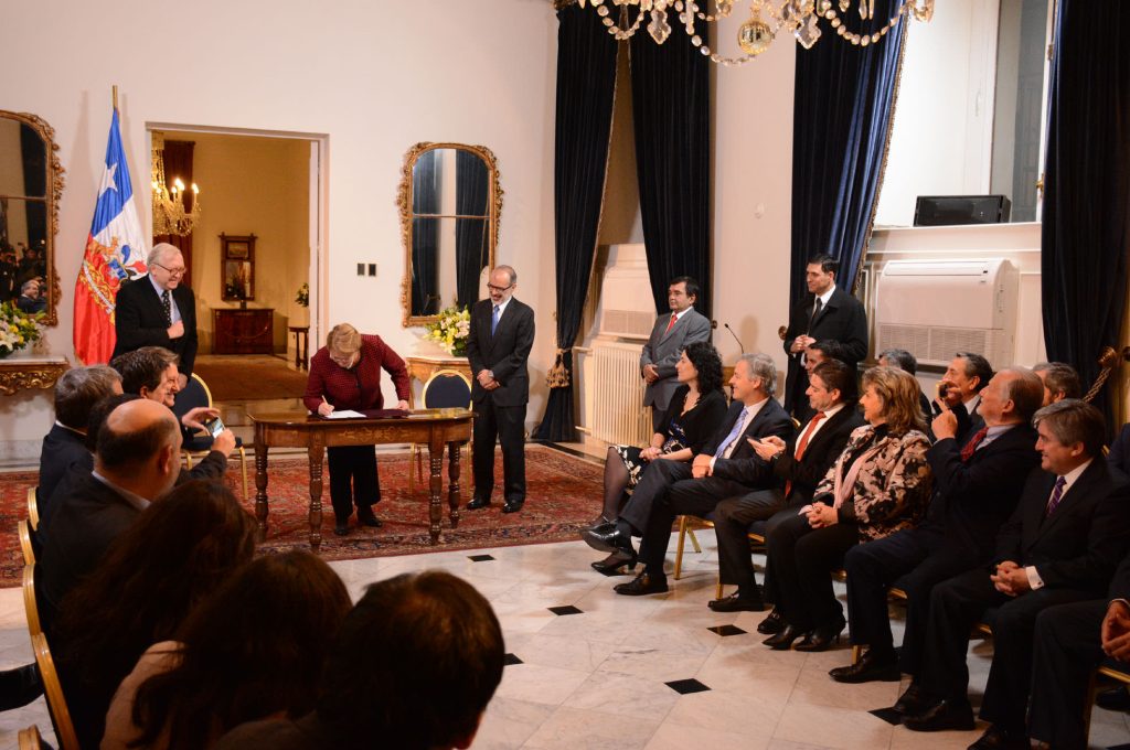 Imagen principal: Presidenta Michelle Bachelet promulgó nueva Ley de casinos y alcaldesa Virginia Reginato manifestó su satisfacción