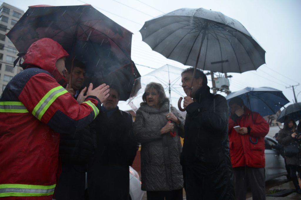 Imagen principal: Viña del Mar resiste sin mayores emergencias el sistema frontal y alcaldesa Virginia Reginato llamó a la tranquilidad por caudal el estero
