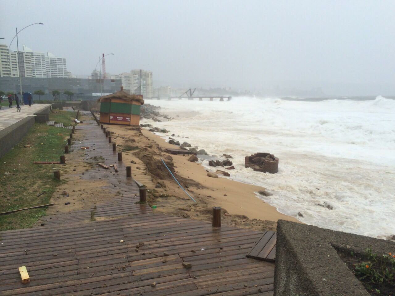 Municipio de Viña del Mar evalúa daños en el borde costero