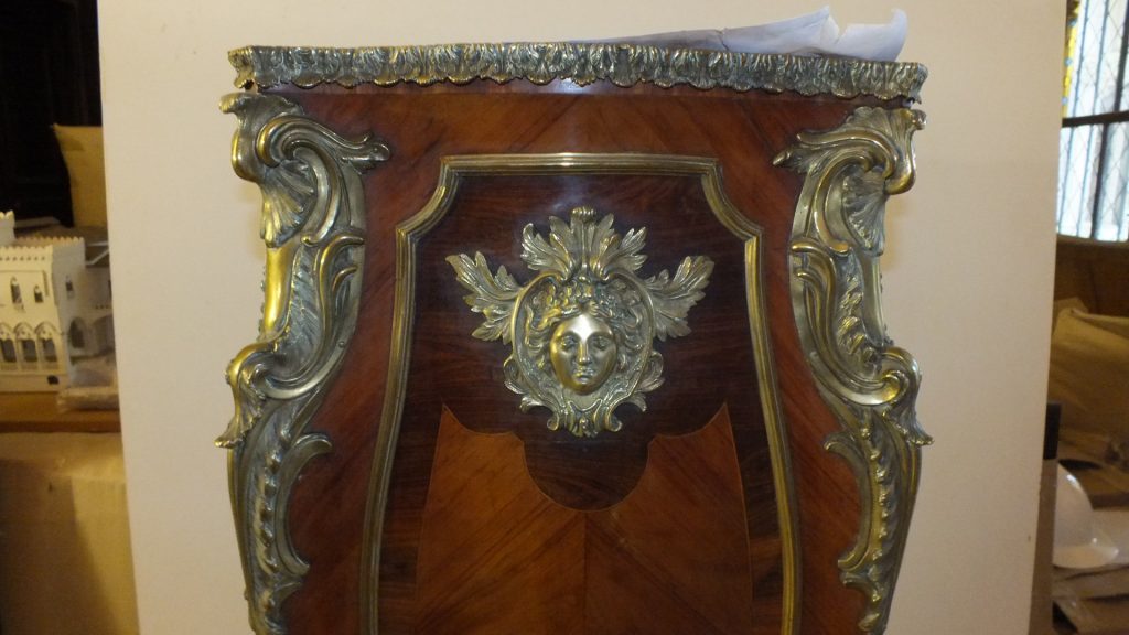 Imagen principal: Municipio de Viña del Mar adjudica restauración de objetos de arte de materialidad mixta del Palacio Rioja