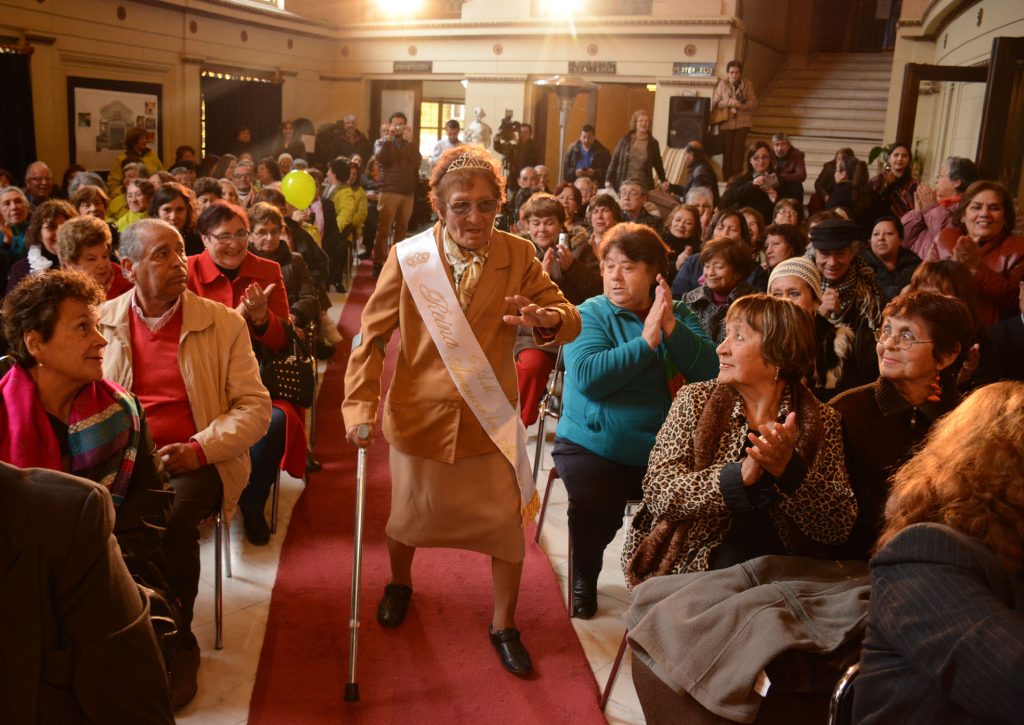 Imagen principal: 20 entusiastas candidatas del reinado del Adulto Mayor, organizado por el municipio de Viña del Mar, se lucieron en  desfile de modas