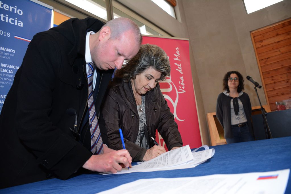 Imagen principal: Artequin Viña del Mar y Sename firman importante convenio de colaboración para que niños visiten museo interactivo