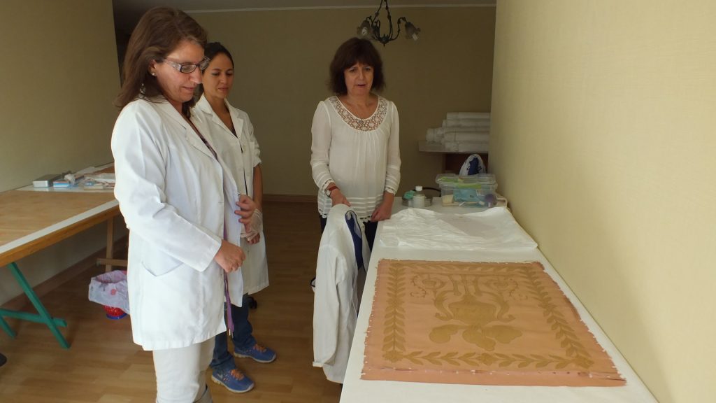 Imagen principal: Un 40% de avance presenta la restauración de cortinajes y textiles del Palacio Rioja liderado por Municipio de Viña del Mar