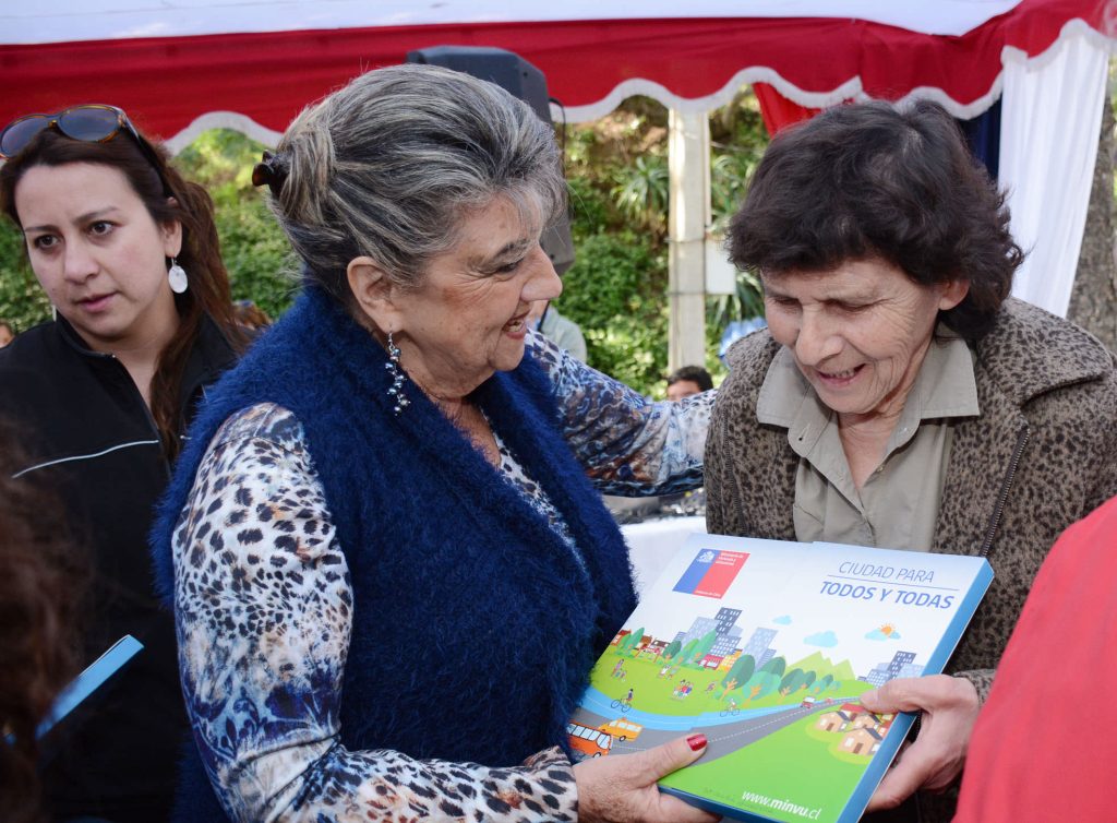 Imagen principal: 309 familias viñamarinas recibieron subsidios habitacionales de parte de alcaldesa Virginia Reginato y Serviu