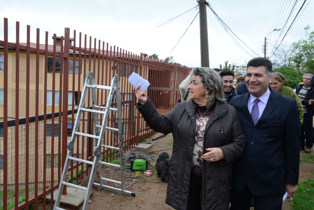 Imagen principal: Obras de cierre perimetral de Conjunto habitacional de Miraflores Alto fue inspeccionado por alcaldesa Virginia Reginato