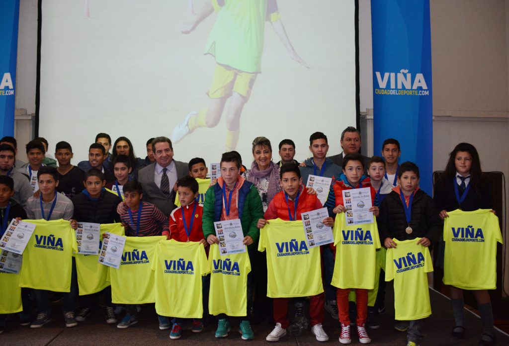 Imagen principal: Ex integrantes de las escuelas de fútbol municipales de Viña del Mar reciben distinción