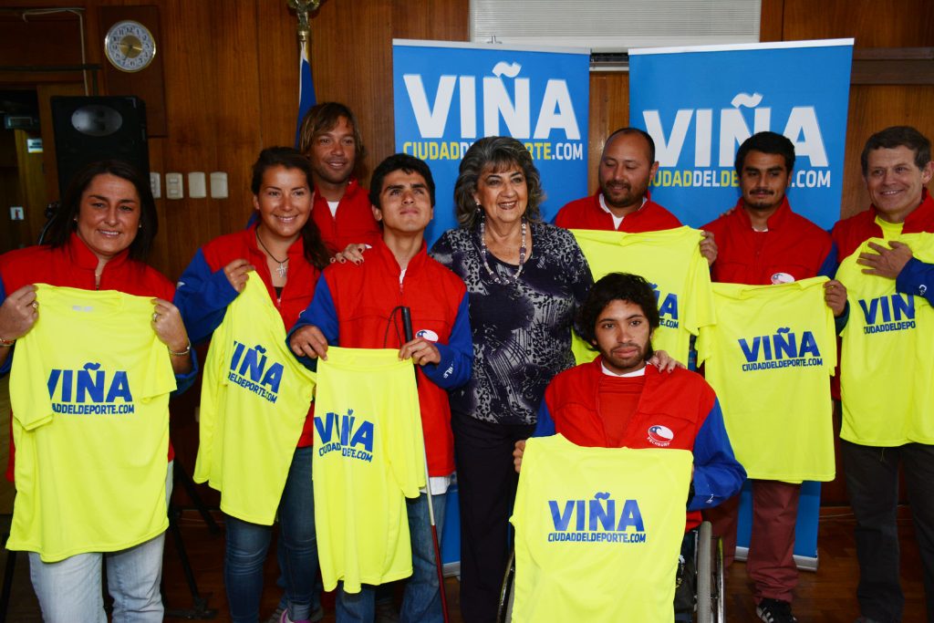 Imagen principal: Surfistas con capacidades especiales, fueron saludados por acaldesa Virginia Reginato, antes e viajar a torneo en EEUU