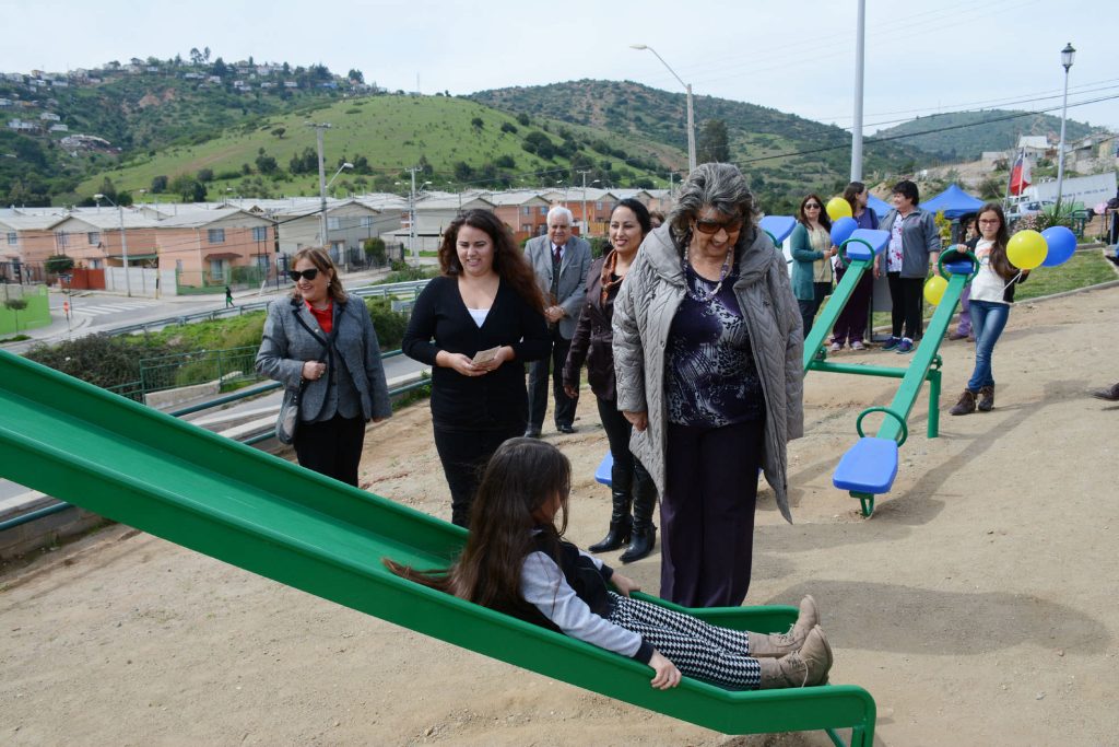 Imagen principal: Remozada plaza de Villa Rukan II en Reñaca Alto fue visitada por alcaldesa Virginia Reginato