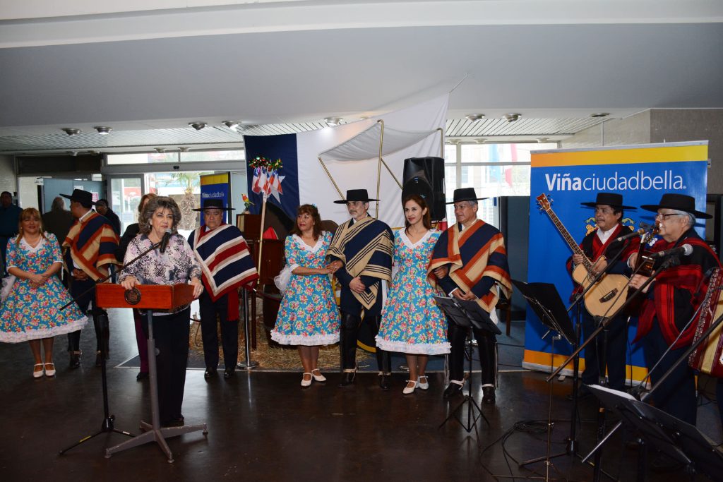 Imagen principal: Con el tradicional esquinazo y caravana folklórica ya se viven las Fiestas Patrias en Viña del Mar