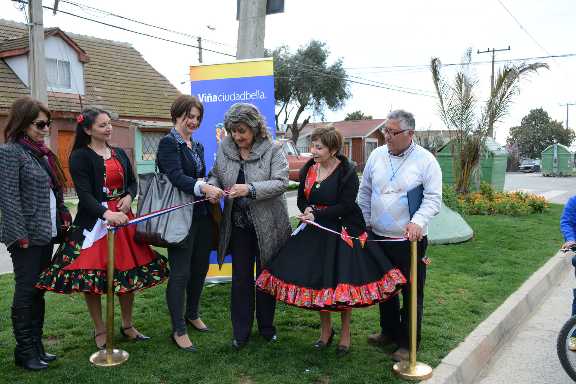 Jardines en calles de Achupallas que cambiaron el rostro al barrio fueron entregados por alcaldesa Virginia Reginato
