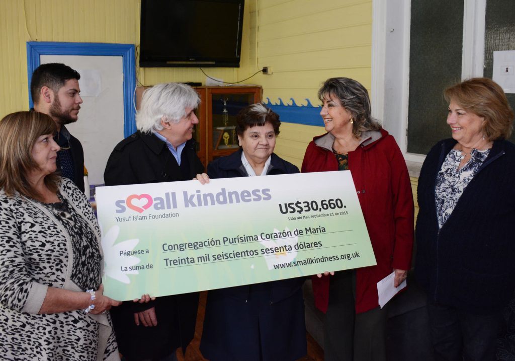 Imagen principal: Importante donación económica a hogar de menores oficializó artista que participó en el  Festival de la Canción Viña del Mar