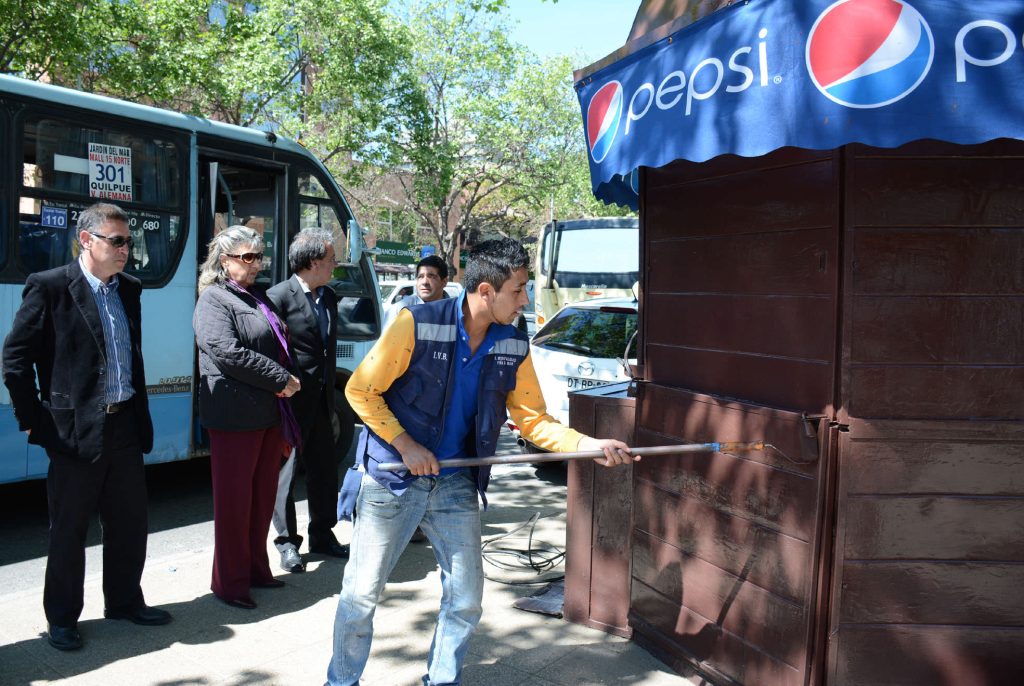 Imagen principal: Municipio de Viña del Mar ejecuta intenso operativo de limpieza de kioscos y paraderos de taxis