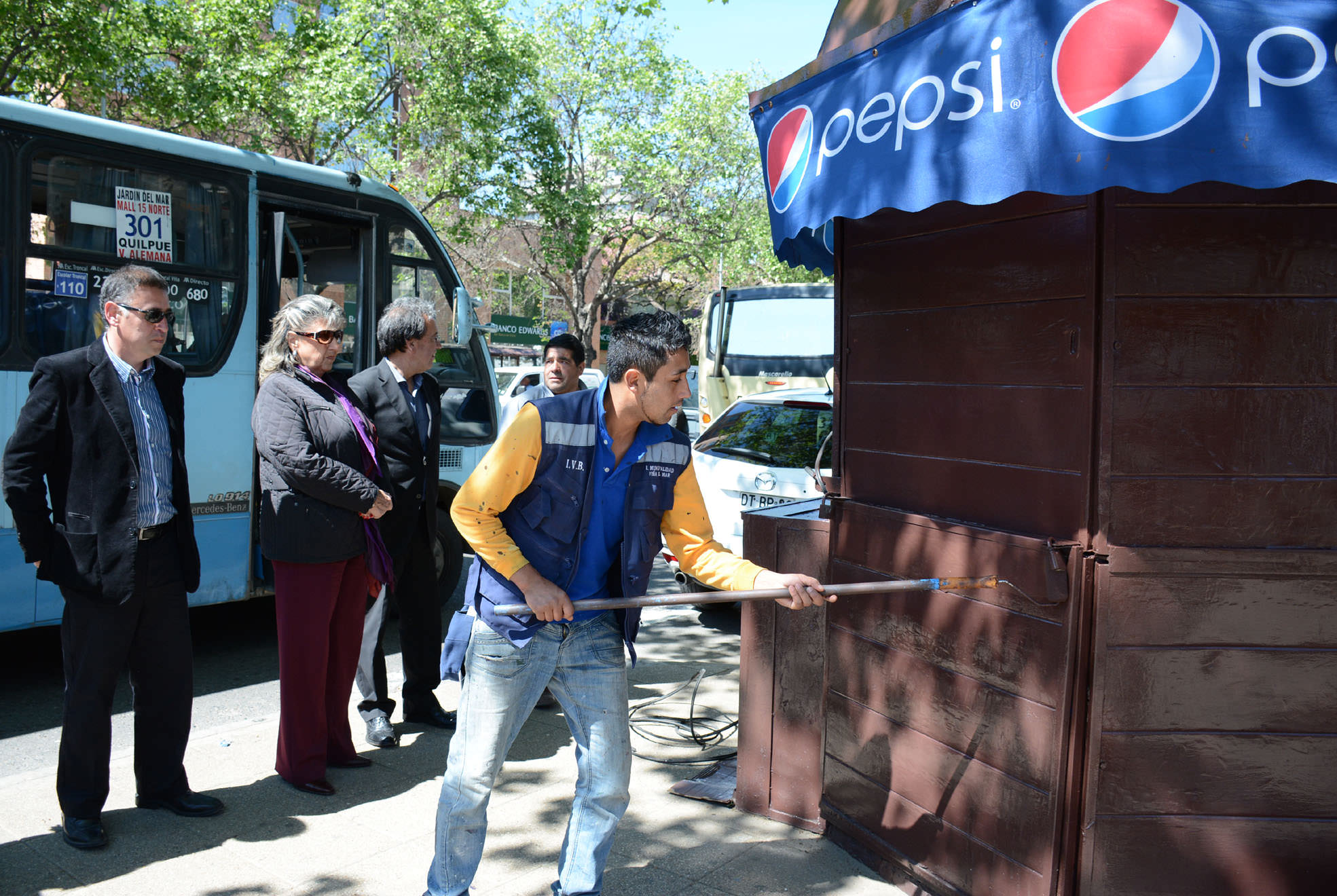 Municipio de Viña del Mar ejecuta intenso operativo de limpieza de kioscos y paraderos de taxis