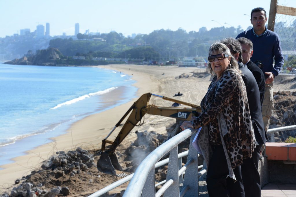 Imagen principal: 80% de avance tienen obras  de recuperación  del borde costero que fueron inspeccionados por alcaldesa Virginia Reginato