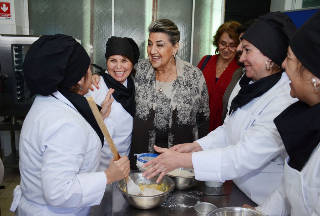 Imagen principal: Viñamarinos se capacitan gracias a programa de formación laboral, curso que fue visitado por alcaldesa Virginia Reginato