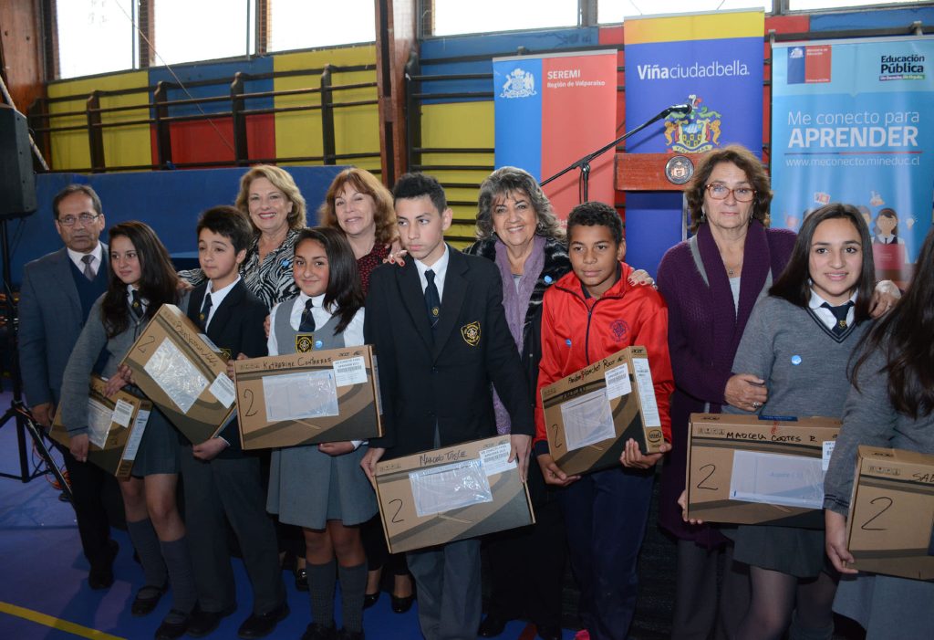 Imagen principal: Más de mil estudiantes viñamarinos de 7º básico fueron beneficiados con un computador portátil