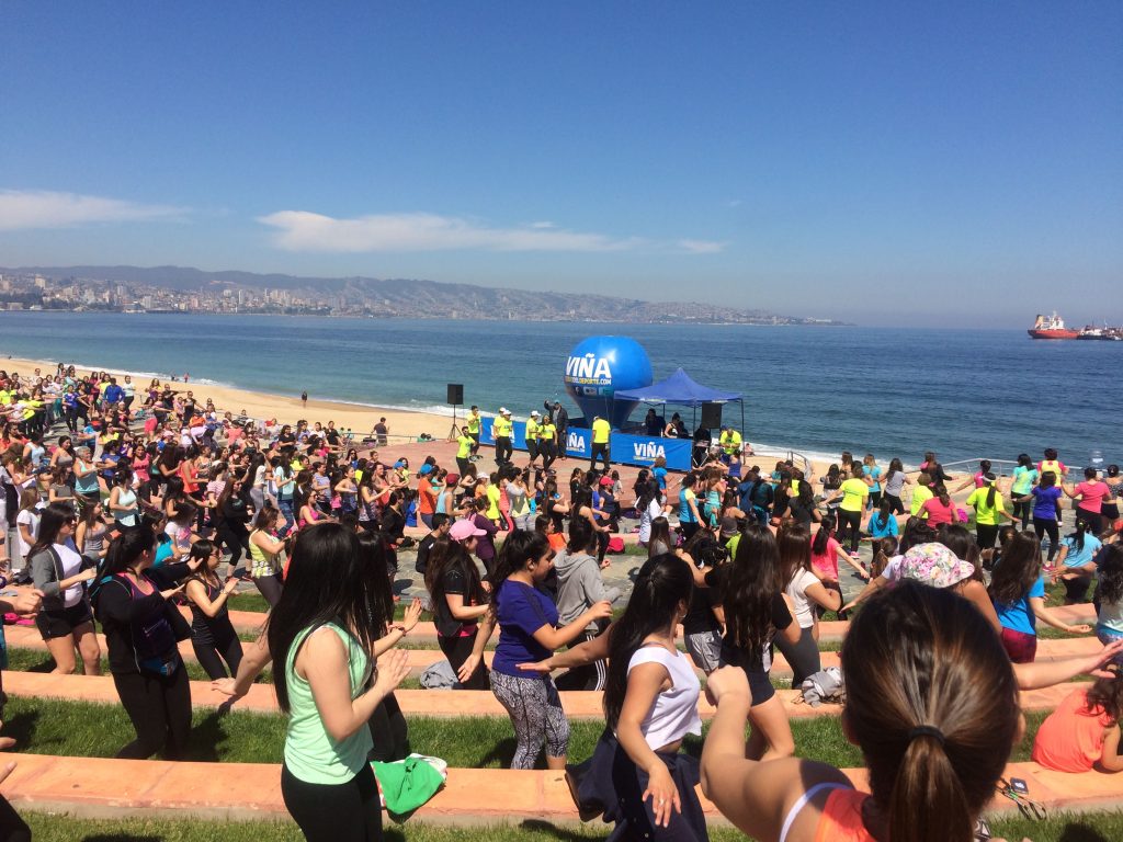 Imagen principal: Borde costero de Viña del Mar se llena de ritmo y energía con la zumba junto al mar