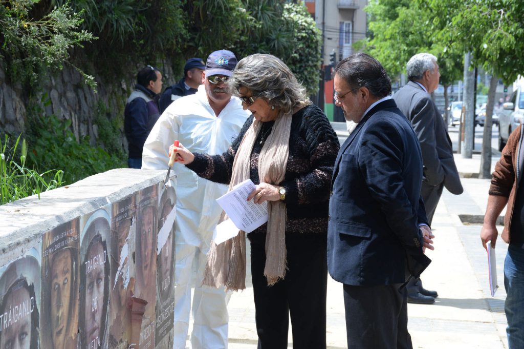 Imagen principal: Municipio viñamarino retira afiches y publicidad pegada en espacios públicos de la comuna