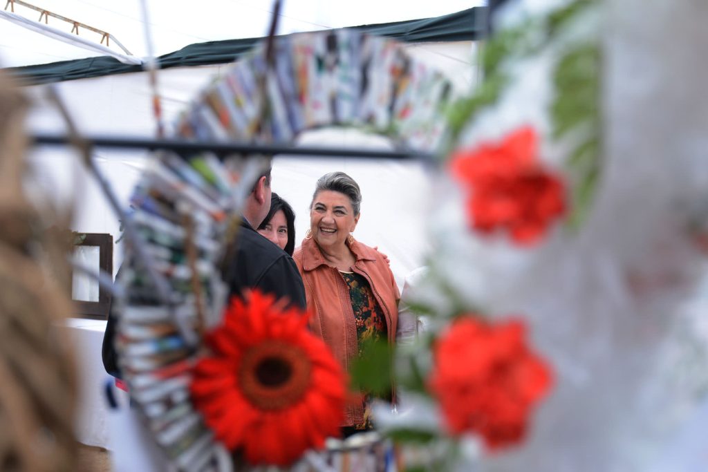 Imagen principal: Muestra que mezcla flores con material reciclado ofrece Viña del Mar para este fin de semana