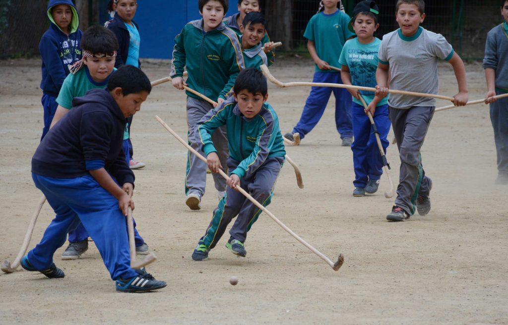 Imagen principal: Taller de autóctono deporte del palín para alumnos de establecimientos educacionales municipales fue visitado por alcladesa Virginia Reginato