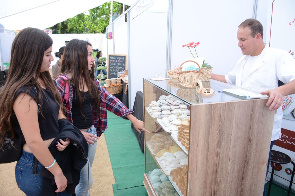 Imagen principal: Emprendedores locales exhiben novedosos productos naturales en Viña del Mar