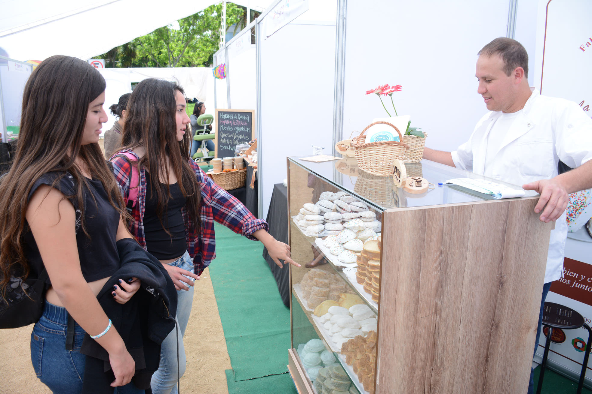 Emprendedores locales exhiben novedosos productos naturales en Viña del Mar