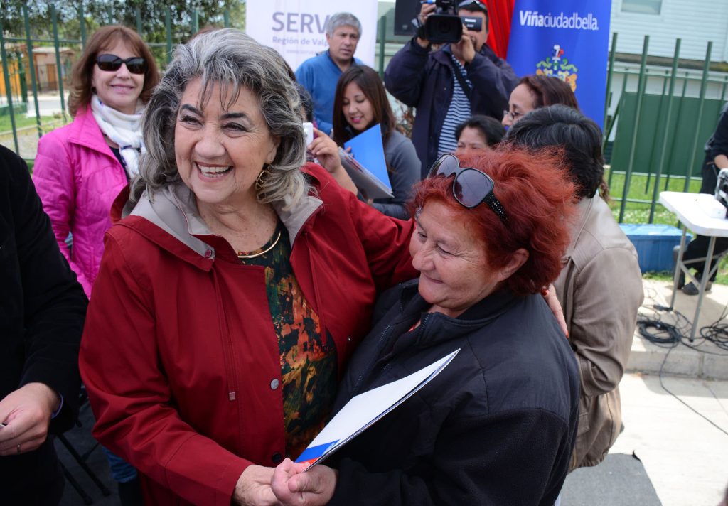 Imagen principal: Familias de Reñaca Alto sur recibieron títulos de dominio de sus terrenos de parte de la alcaldesa Virginiaa Reginato