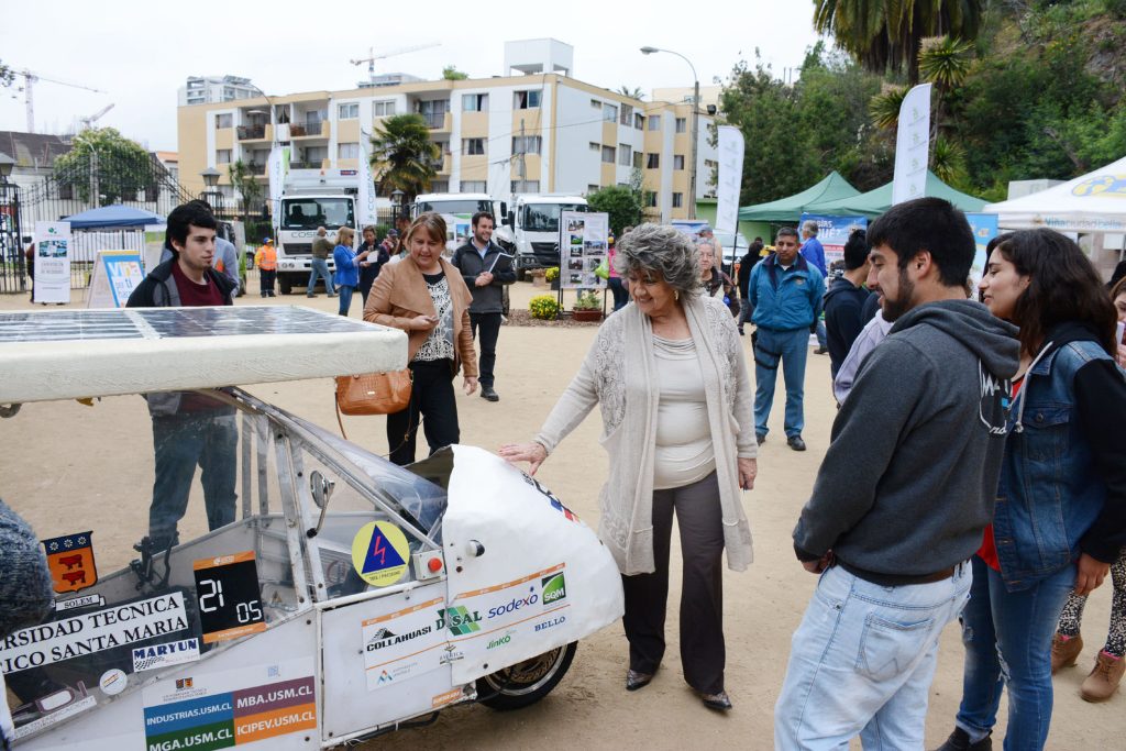 Imagen principal: Con gran interés y asistencia de público, alcaldesa Virginia Reginato inauguró  1ª feria “Viña sustentable”