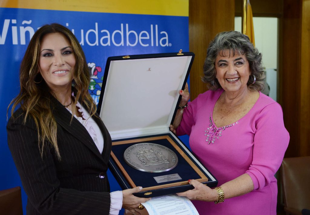 Imagen principal: Reconocimiento a la cantante  Myriam Hernández entregó alcaldesa  Virginia Reginato