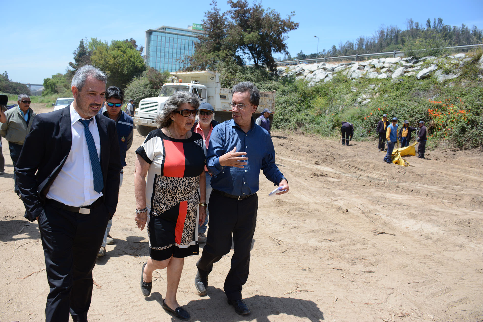 Mejoras de condiciones ambientales de estero de Viña del Mar fueron insopeccionadas  por alcaldesa Virginia Reginato