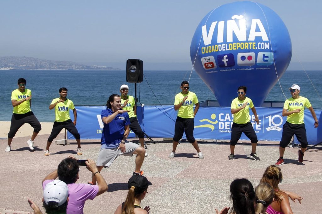 Imagen principal: Figura mundial de la zumba, Hermann Melo dictó clase en Playa del Deporte  de Viña del Mar