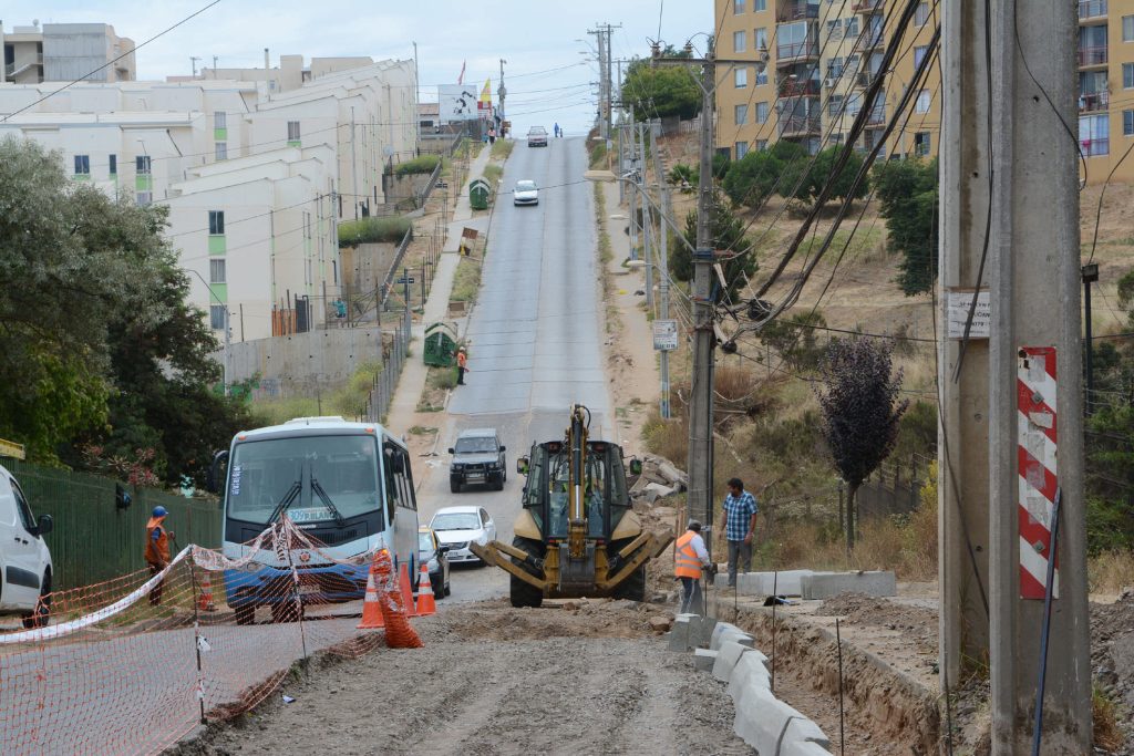 Imagen principal: Municipio de Viña del Mar inició trabajos de recarpeteo en calle Los Pensamientos de Reñaca Alto