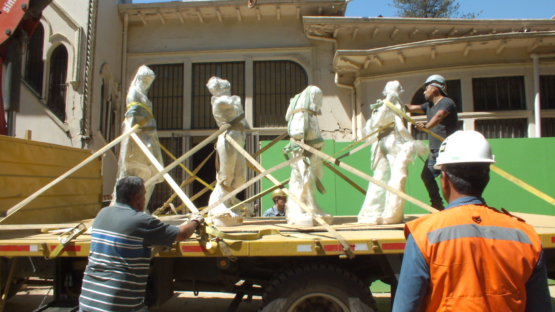 Municipio de Viña del Mar trasladó esculturas del Palacio Vergara al Congreso hasta finalizar reconstrucción del edificio