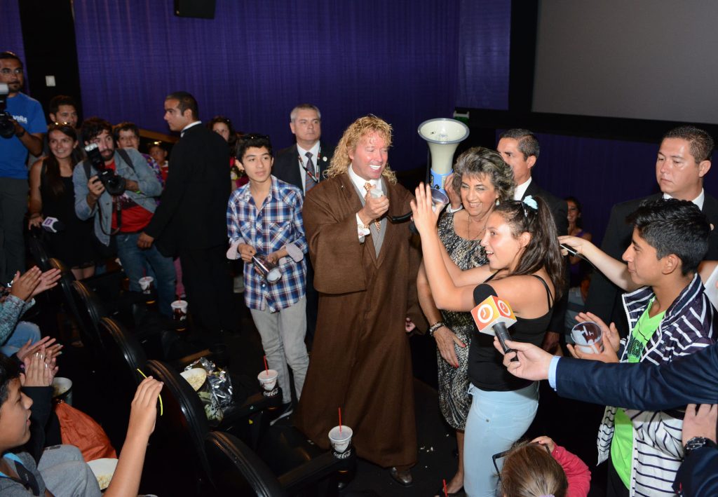 Imagen principal: 450 niños disfrutaron de película star wars, invitados por Leonardo Farkas y municipio de Viña del Mar