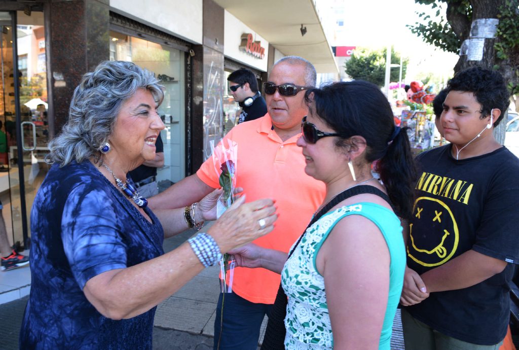 Imagen principal: Saludando a transeúntes en Viña del Mar, alcaldesa Virginia Reginato adelantó el día del amor,
