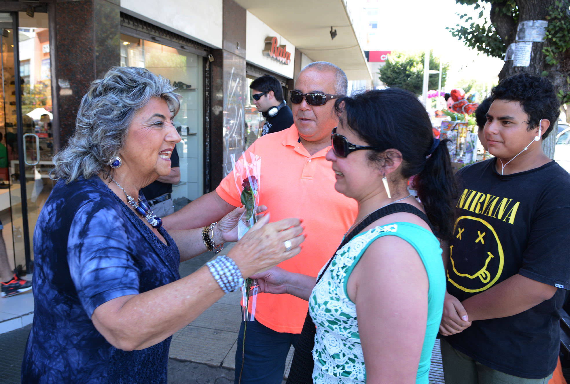 Saludando a transeúntes en Viña del Mar, alcaldesa Virginia Reginato adelantó el día del amor,