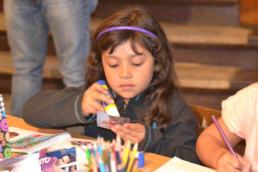 Niños disfrutaron entretenido Taller de Ilustración y Encuadernación de la Biblioteca Municipal