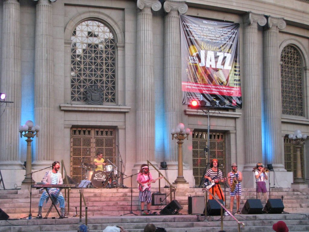 Imagen principal: Multitudinaria asistencia de público registró concierto de La Ciscu Margaret en el frontis del Teatro Municipal
