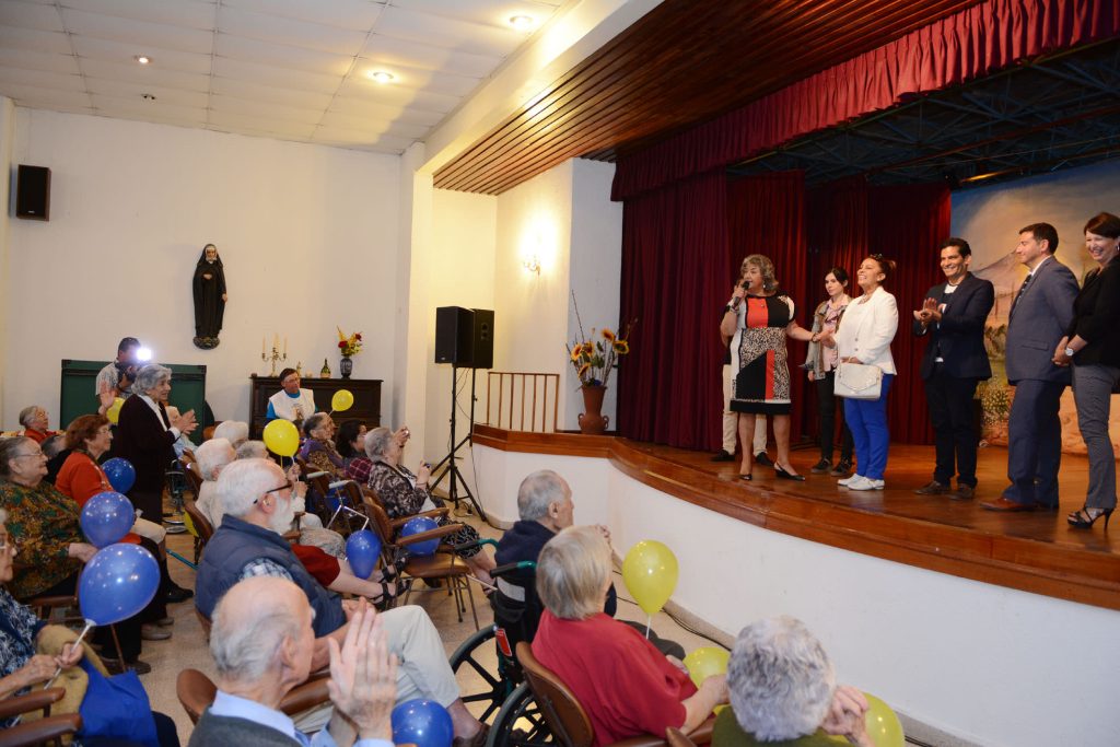 Imagen principal: Miembros del jurado del Festival compartieron con adultos mayores de Viña del Mar
