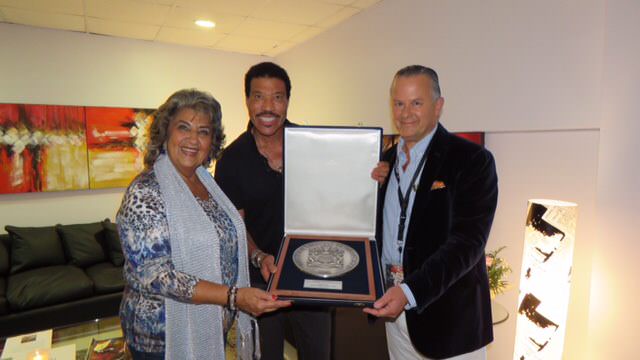 Alcaldesa Virginia Reginato entregó escudo de Viña del Mar a Lionel Richie
