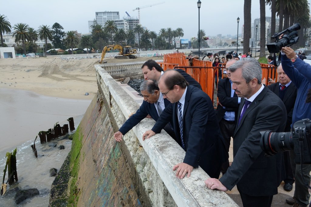 Ministerio  de Obras Públicas reparará socavón provocado por marejadas en avenida Marina en Viña del Mar