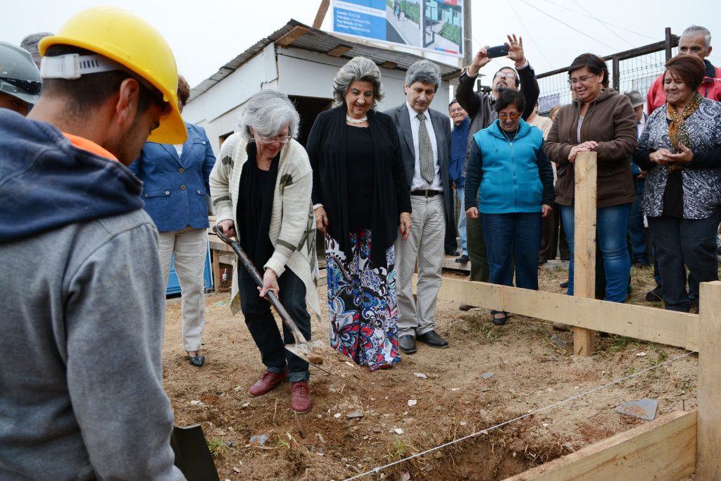 Imagen principal: Colocación de primera piedra de sede social de JJVV de Nueva Aurora, fue encabezada por alcaldesa Virginia Reginato