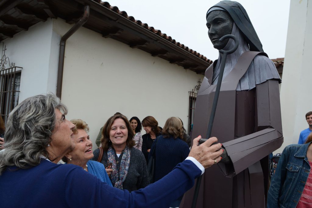 Imagen principal: Imagen de Santa Teresa de Ávila fue bendecida en ceremonia encabezada  por alcaldesa Virginia Reginato